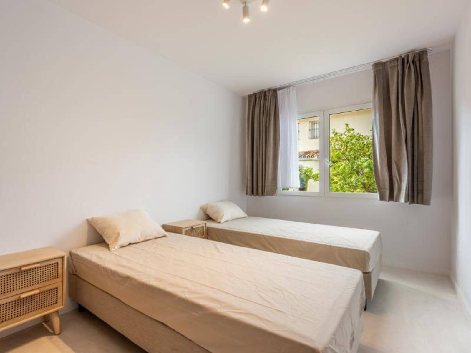 3 soverom Hus til salgs i Nueva Andalucia med svømmebasseng garasje - € 669 000 (Ref: 8676060)