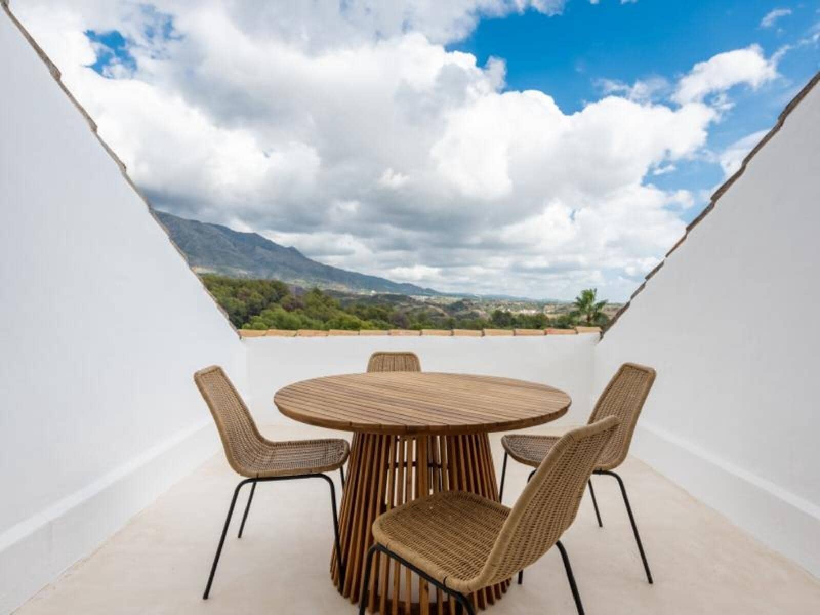 3 soverom Hus til salgs i Nueva Andalucia med svømmebasseng garasje - € 669 000 (Ref: 8676060)