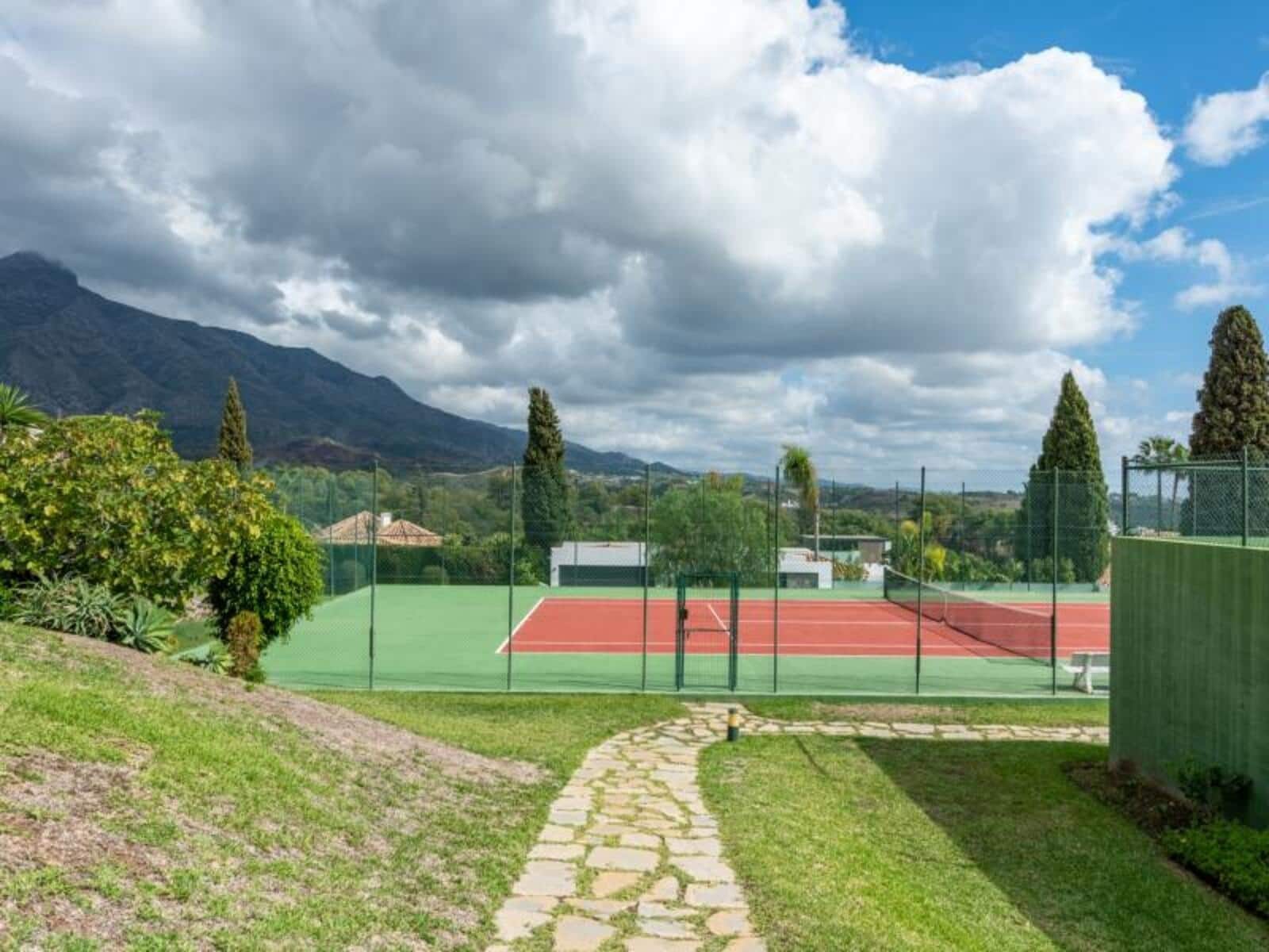 3 soverom Hus til salgs i Nueva Andalucia med svømmebasseng garasje - € 669 000 (Ref: 8676060)