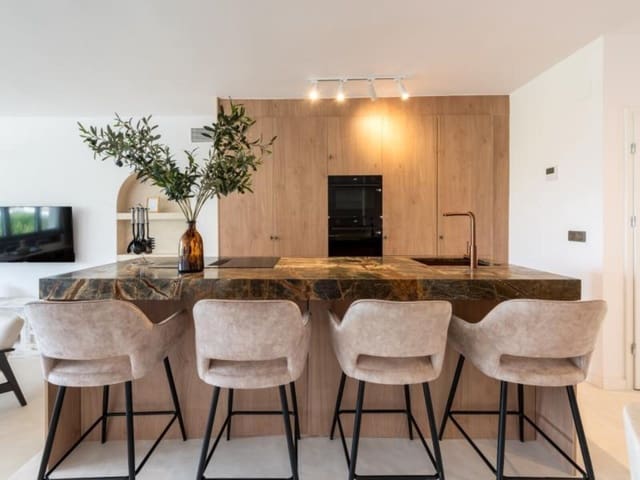 Casa de 3 habitaciones en Nueva Andalucia, Marbella en venta con piscina garaje - 669.000 € (Ref: 8676060)