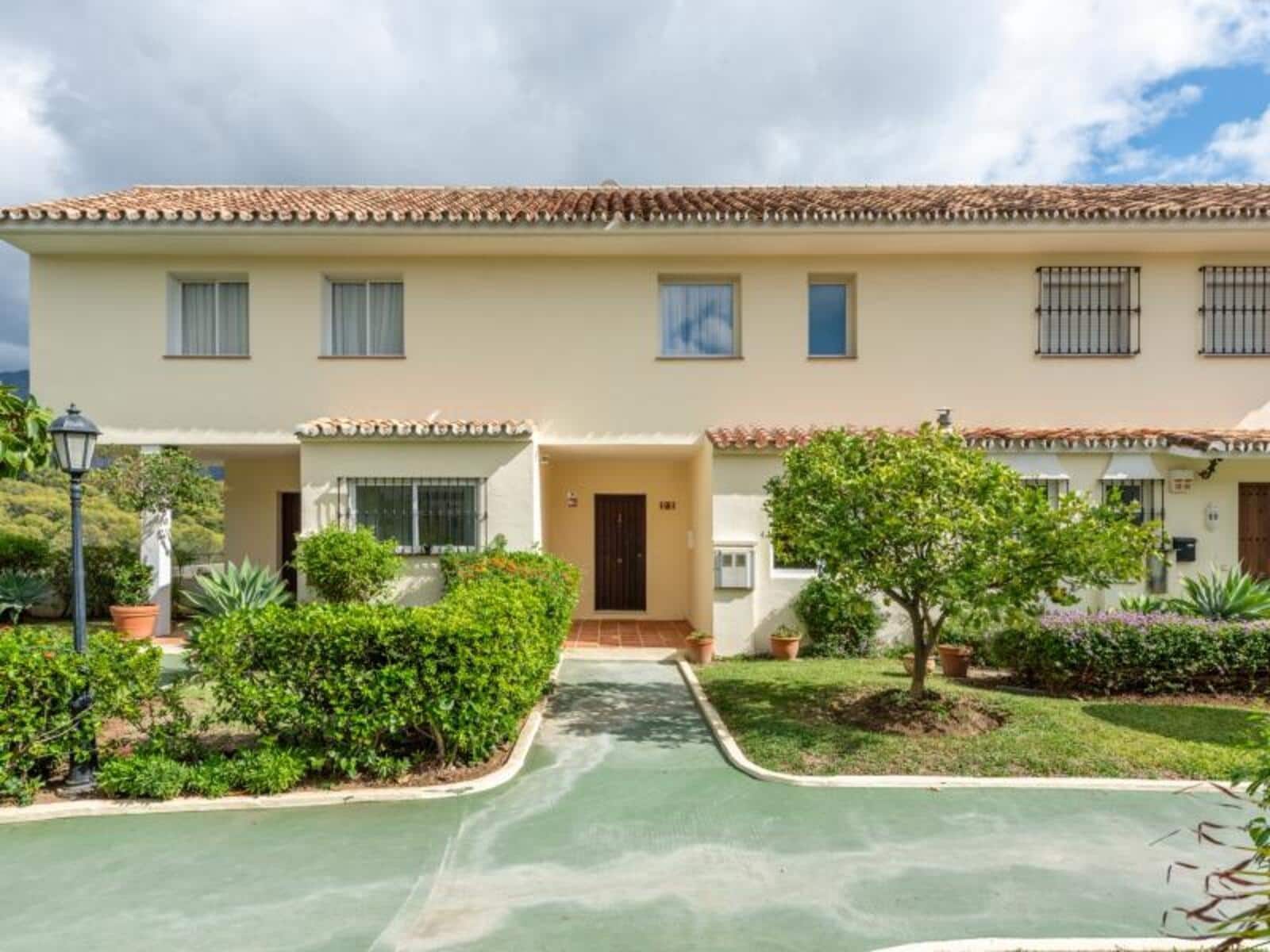 3 soverom Hus til salgs i Nueva Andalucia med svømmebasseng garasje - € 669 000 (Ref: 8676060)