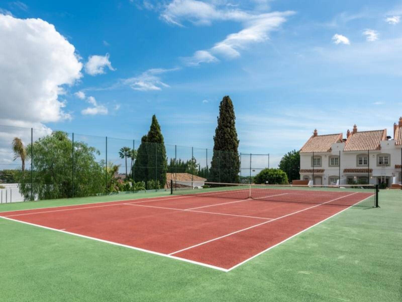 3 soverom Hus til salgs i Nueva Andalucia med svømmebasseng garasje - € 669 000 (Ref: 8676060)