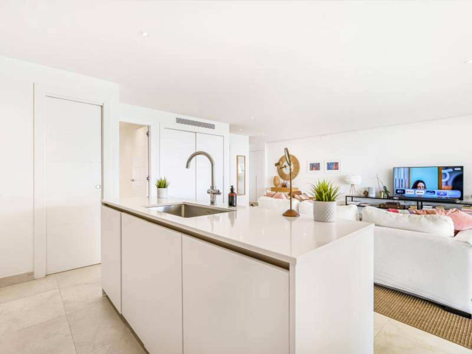 2 soveværelse Lejlighed til salg i Nueva Andalucia med swimmingpool garage - € 850.000 (Ref: 8682486)