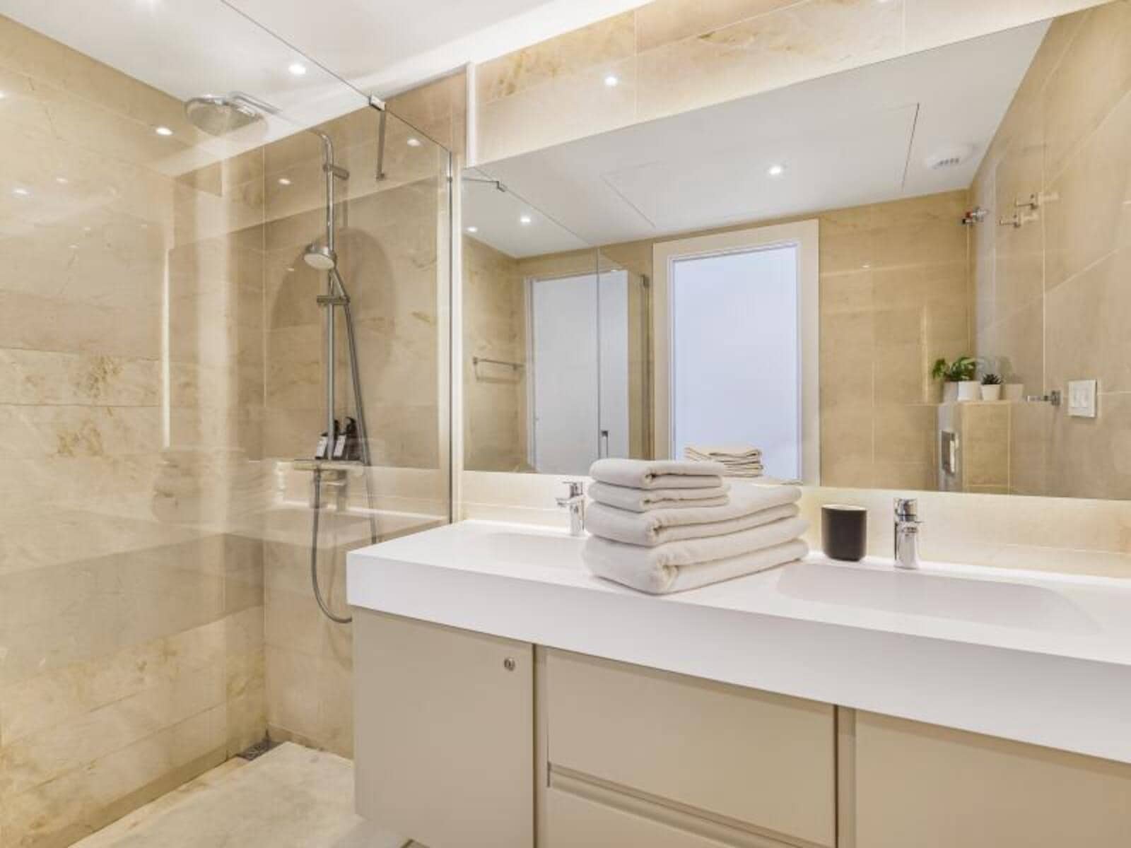 2 soveværelse Lejlighed til salg i Nueva Andalucia med swimmingpool garage - € 850.000 (Ref: 8682486)