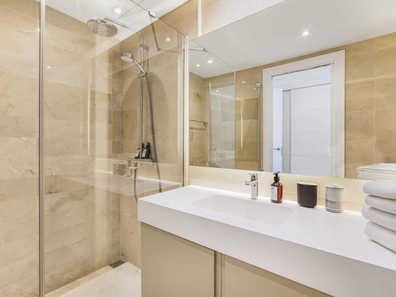 2 soveværelse Lejlighed til salg i Nueva Andalucia med swimmingpool garage - € 850.000 (Ref: 8682486)