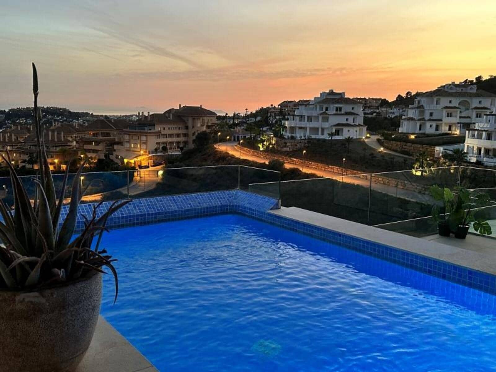 2 soveværelse Lejlighed til salg i Nueva Andalucia med swimmingpool garage - € 850.000 (Ref: 8682486)