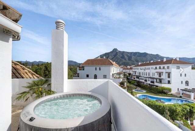 2 sypialnia Penthouse na sprzedaż w Marbella z basenem - 650 000 € (Ref: 8727916)