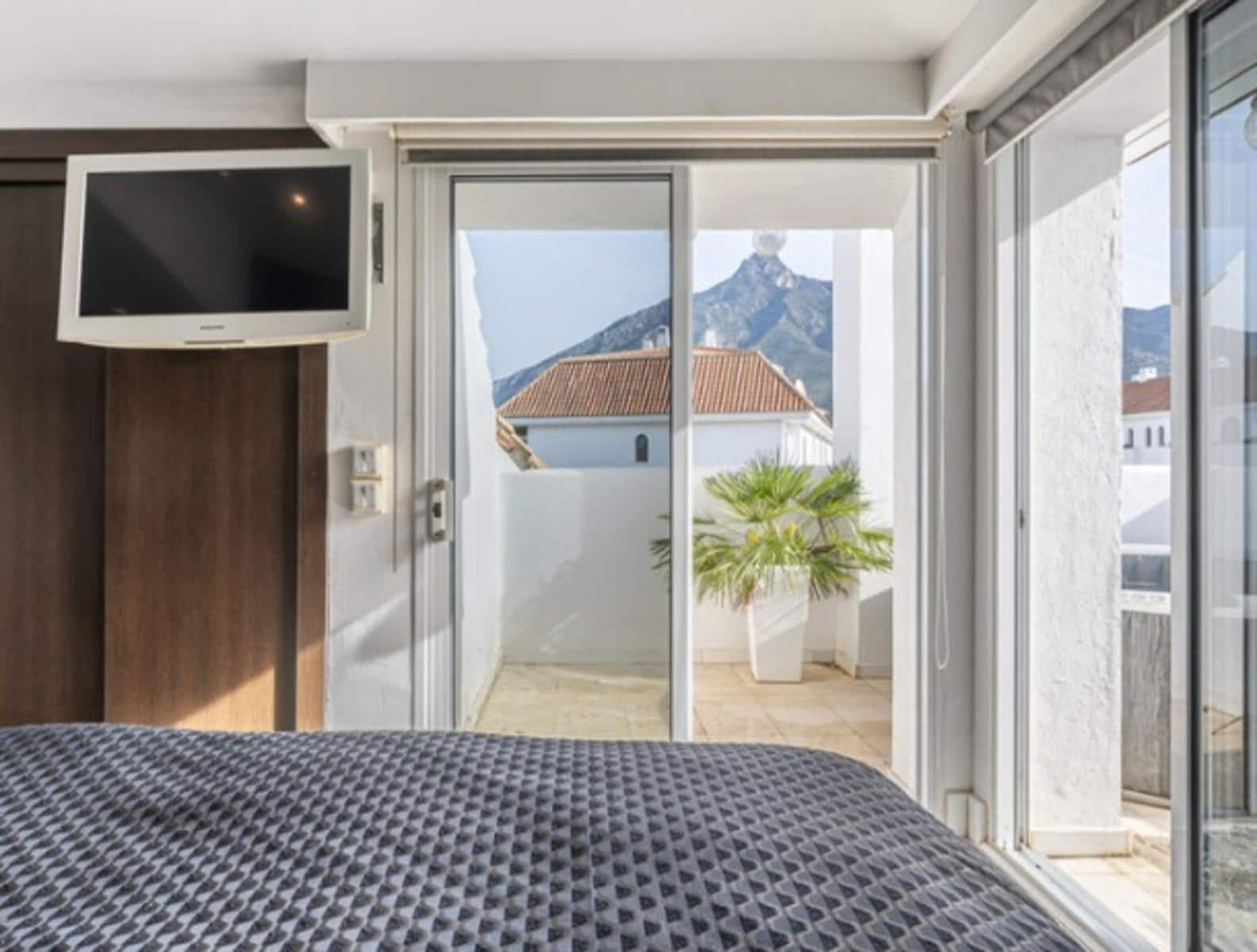 2 sypialnia Penthouse na sprzedaż w Marbella z basenem - 650 000 € (Ref: 8727916)