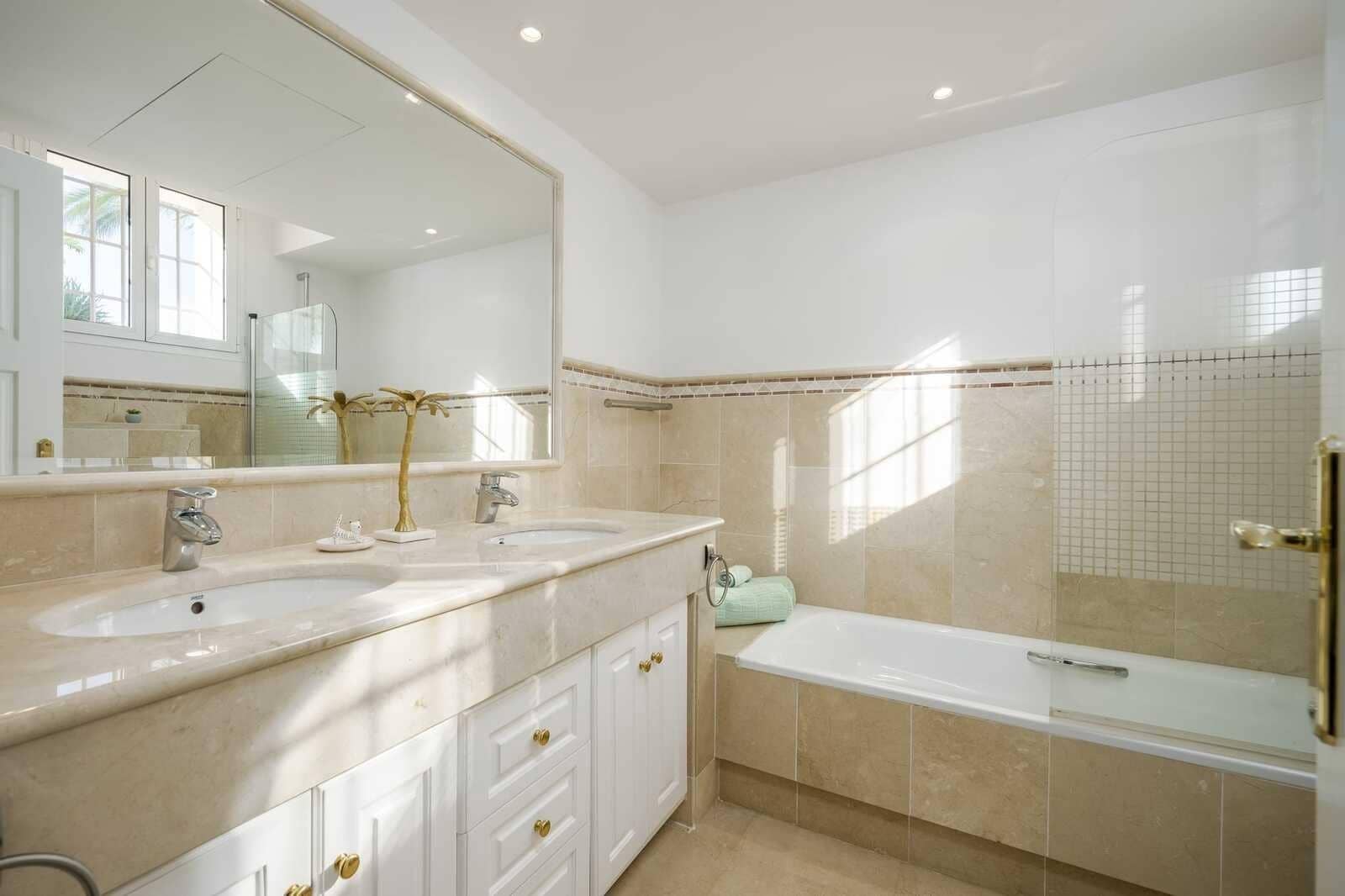 6 soverom Villa til salgs i Marbella med svømmebasseng garasje - € 3 990 000 (Ref: 8735555)