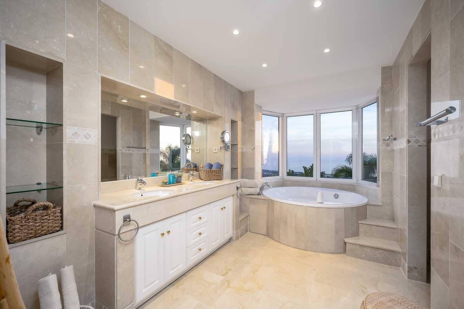 6 soverom Villa til salgs i Marbella med svømmebasseng garasje - € 3 990 000 (Ref: 8735555)