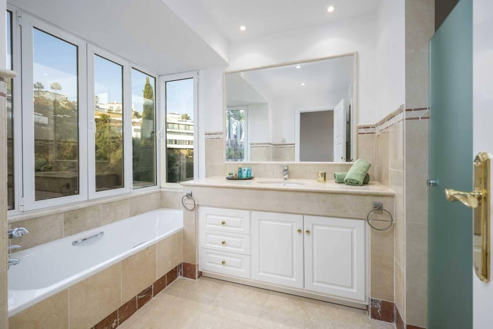 6 soverom Villa til salgs i Marbella med svømmebasseng garasje - € 3 990 000 (Ref: 8735555)