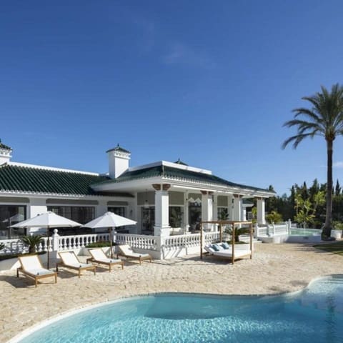 Chalet de 12 habitaciones en Marbella en venta con piscina garaje - 10.850.000 € (Ref: 8784015)