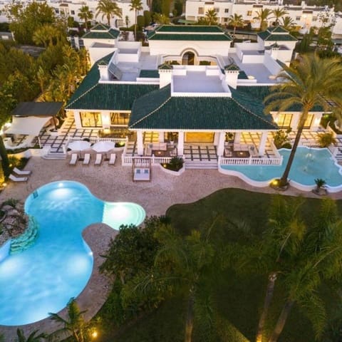 Chalet de 12 habitaciones en Marbella en venta con piscina garaje - 10.850.000 € (Ref: 8784015)