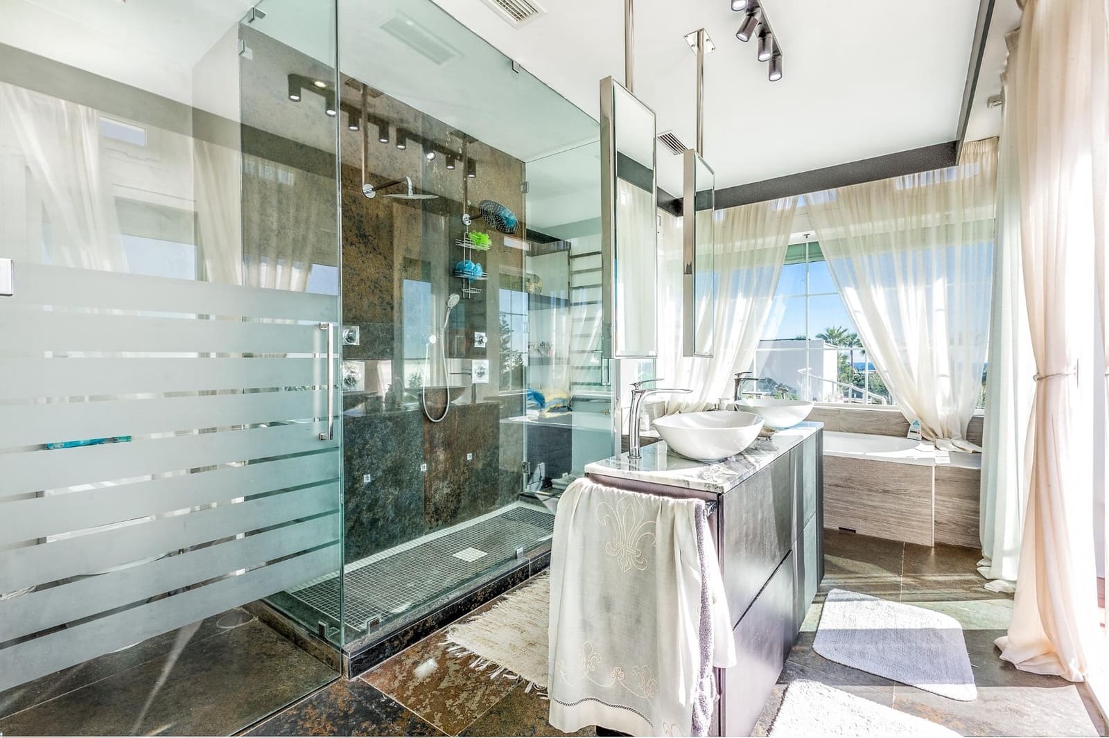 7 soverom Villa til salgs i Estepona med svømmebasseng garasje - € 4 840 000 (Ref: 8813166)