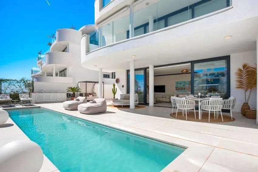 Apartamento de 2 habitaciones en Fuengirola en venta con piscina garaje - 699.000 € (Ref: 8813167)