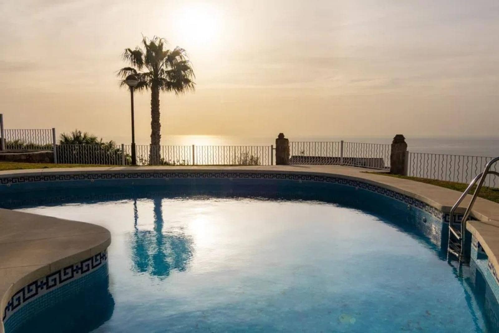 2 bedroom Apartment for sale in Benalmadena with pool garage - € 399,000 (Ref: 8825326)