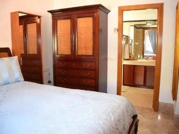 5 soverom Kjedet enebolig til salgs i Marbella med svømmebasseng garasje - € 1 275 000 (Ref: 8881699)