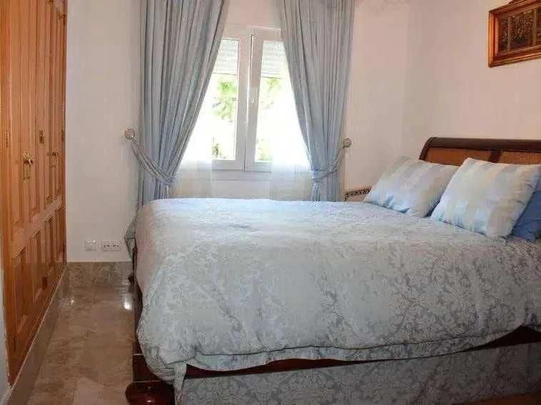 5 soverom Kjedet enebolig til salgs i Marbella med svømmebasseng garasje - € 1 275 000 (Ref: 8881699)