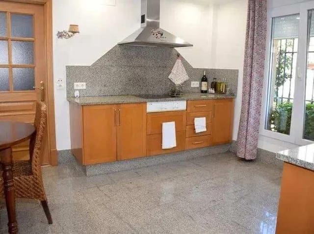 5 quarto Moradia Geminada para venda em Marbella com piscina garagem - 1 275 000 € (Ref: 8881699)