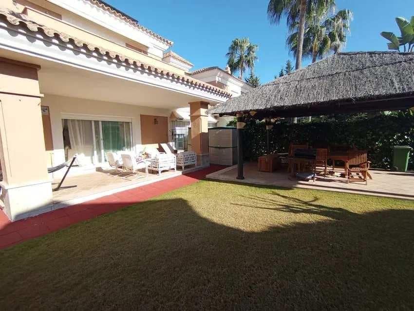 5 soverom Kjedet enebolig til salgs i Marbella med svømmebasseng garasje - € 1 275 000 (Ref: 8881699)