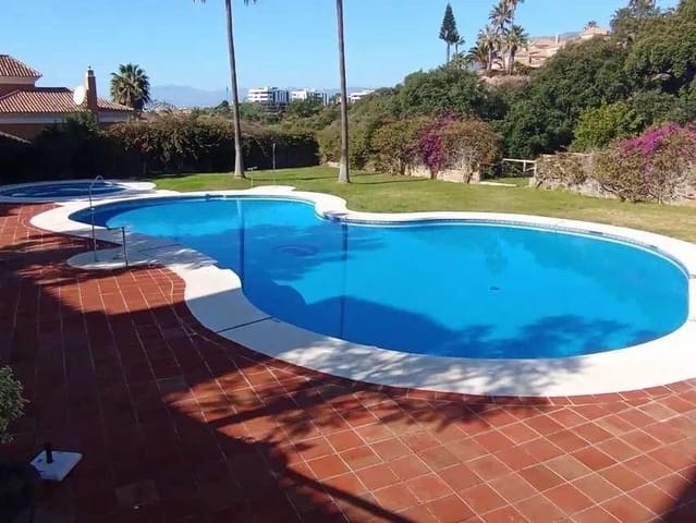 5 quarto Moradia Geminada para venda em Marbella com piscina garagem - 1 275 000 € (Ref: 8881699)
