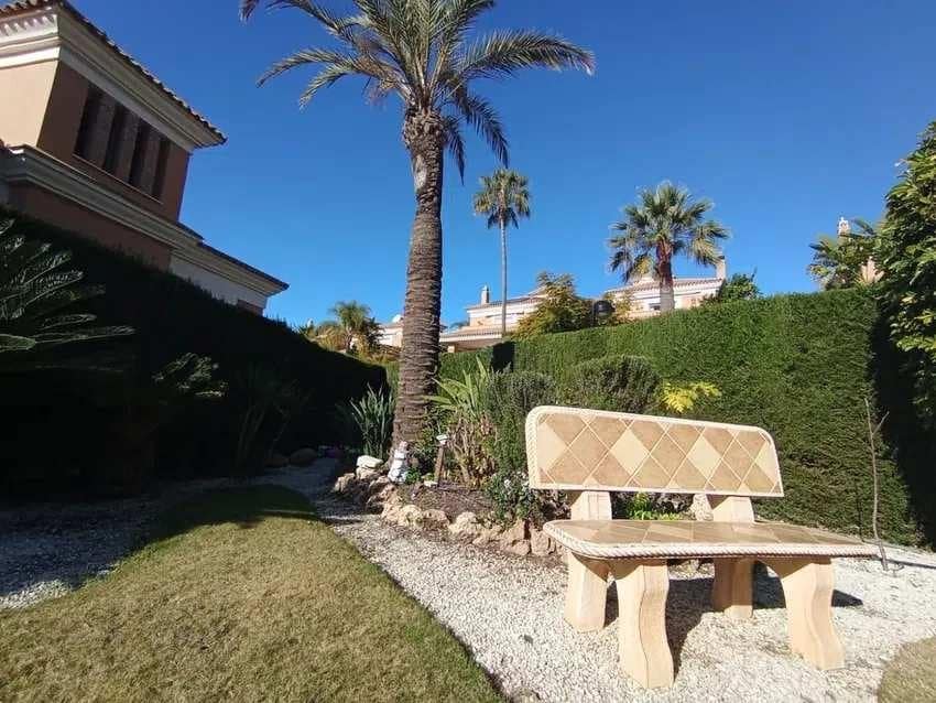 5 soverom Kjedet enebolig til salgs i Marbella med svømmebasseng garasje - € 1 275 000 (Ref: 8881699)