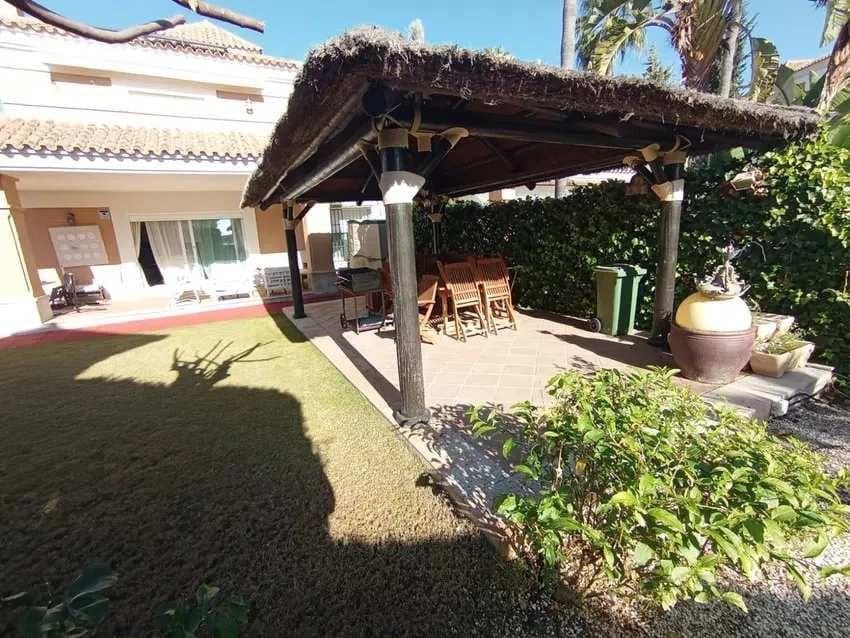 5 soverom Kjedet enebolig til salgs i Marbella med svømmebasseng garasje - € 1 275 000 (Ref: 8881699)