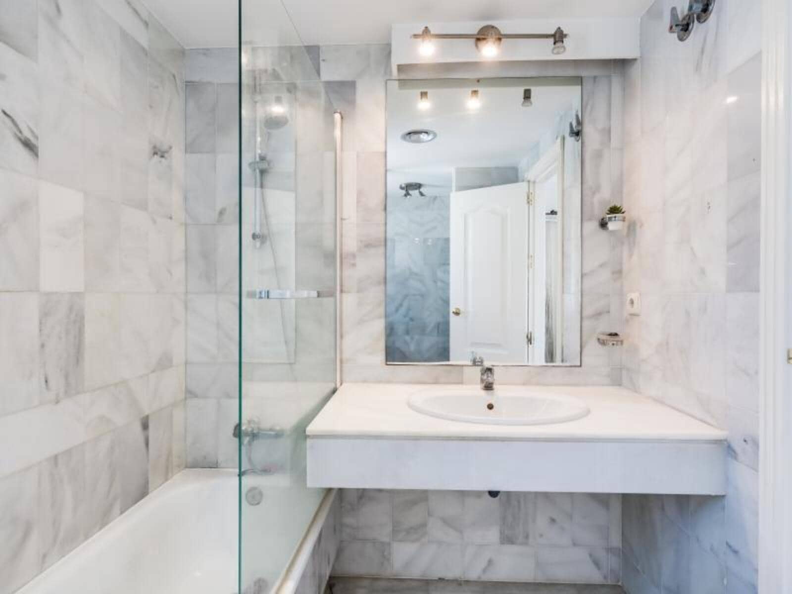 Ático de 3 habitaciones en Marbella en venta con piscina garaje - 575.000 € (Ref: 8896857)