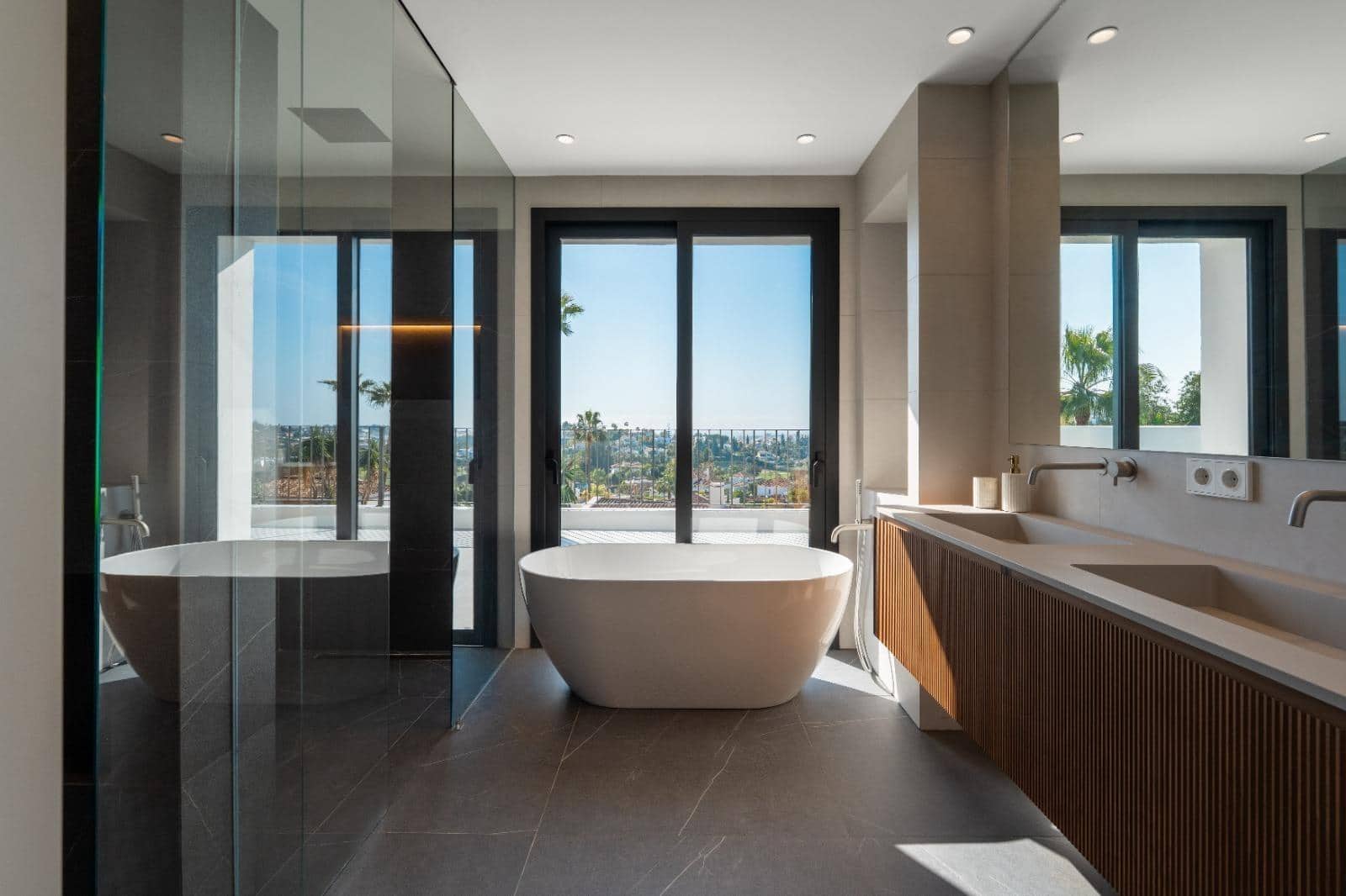 5 makuuhuone Huvila myytävänä paikassa Nueva Andalucia mukana uima-altaan 
autotalli - 5 250 000 € (Ref: 8900217)