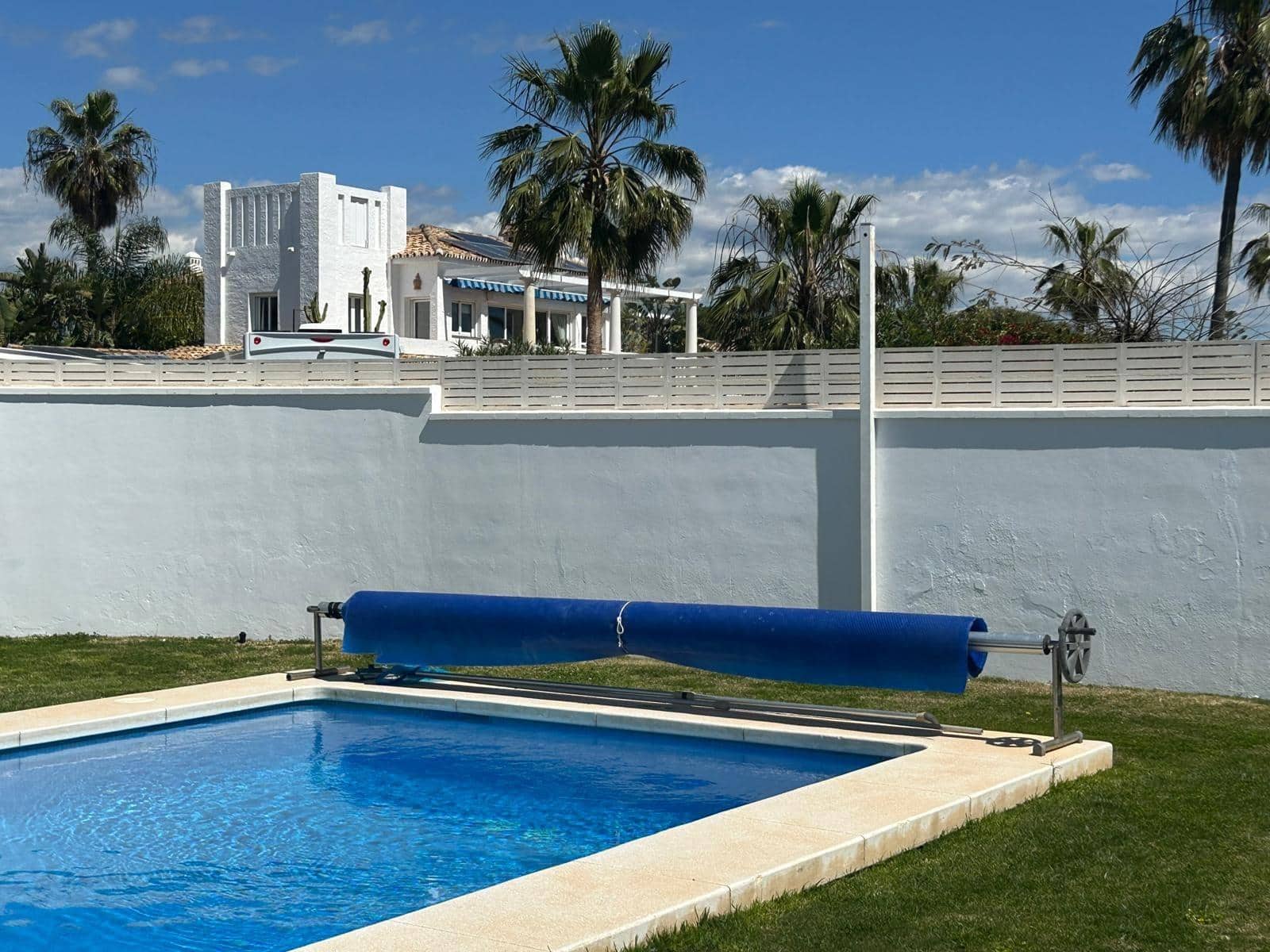 3 slaapkamer Villa te huur in Estepona met zwembad garage - € 8.000 (Ref: 8911138)