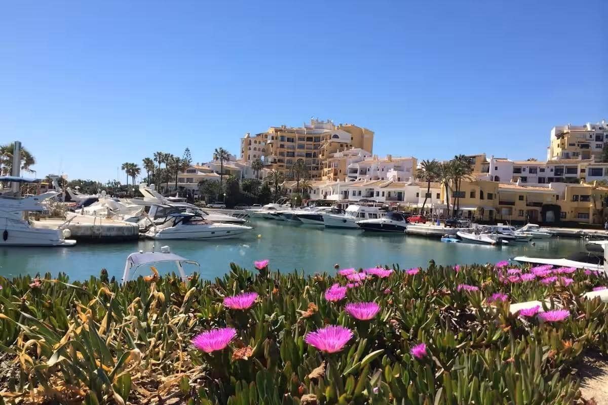 Piso de 3 habitaciones en Marbella en venta con piscina garaje - 590.000 € (Ref: 8911139)