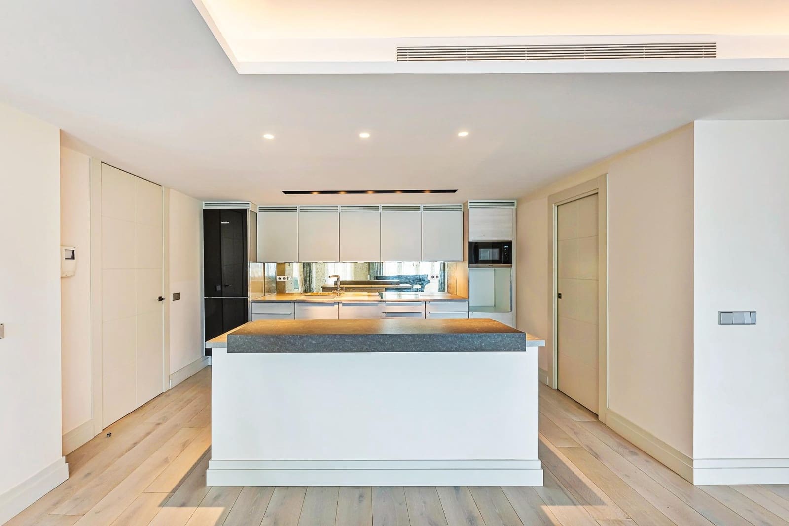 2 slaapkamer Flat te koop in Marbella met zwembad garage - € 1.650.000 (Ref: 9009084)