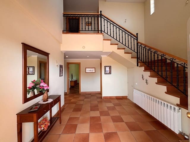 5 bedroom Villa for sale in Buenavista with garage - € 279,000 (Ref: 9085306)