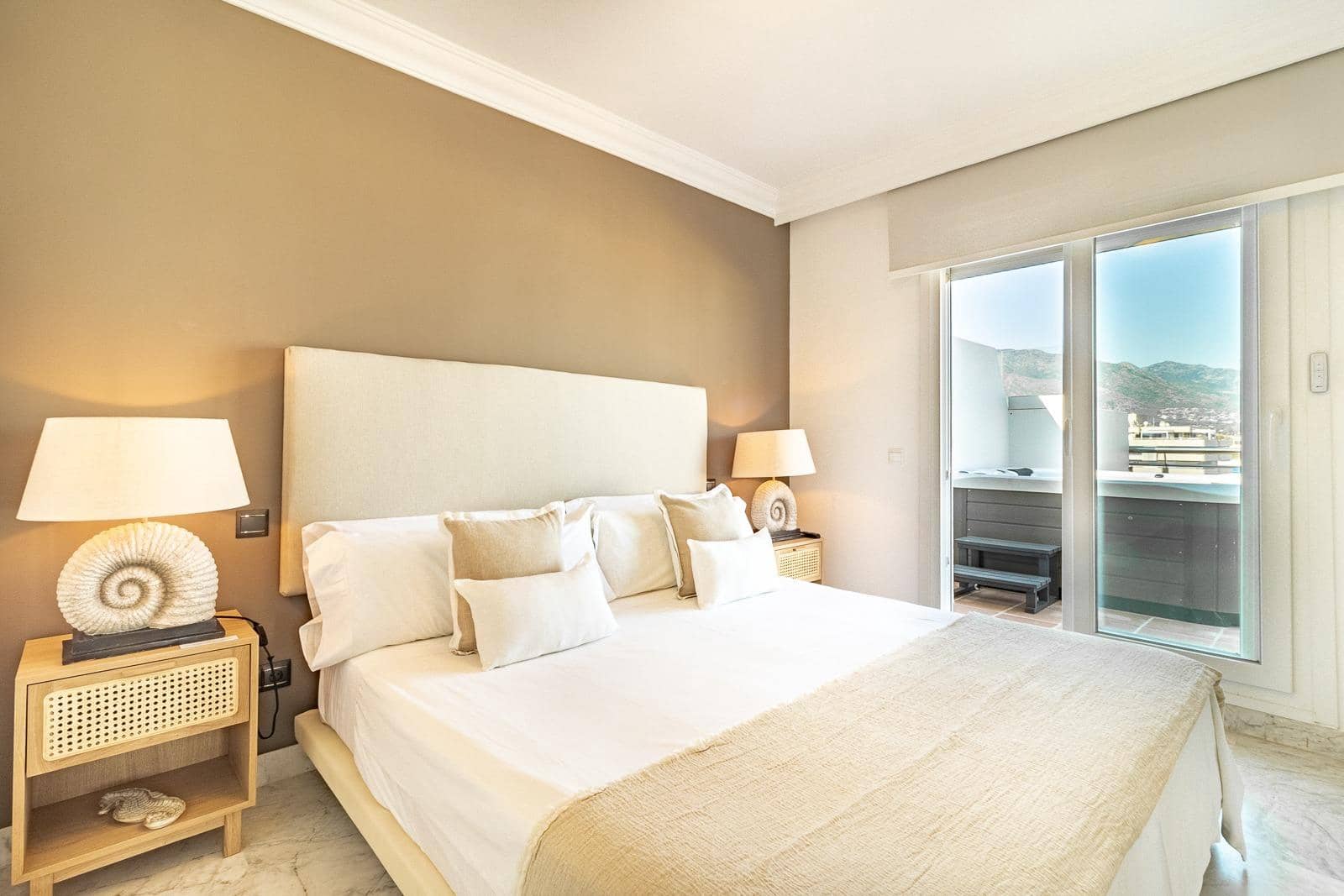 Ático de 3 habitaciones en Marbella en venta con piscina - 2.300.000 € (Ref: 9276360)