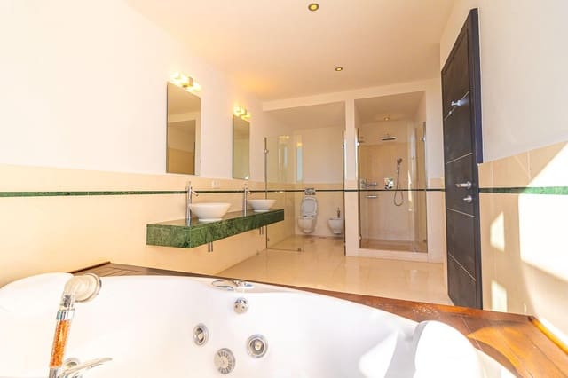 Chalet de 5 habitaciones en Sierra Blanca, Marbella en venta con piscina - 3.000.000 € (Ref: 9294406)