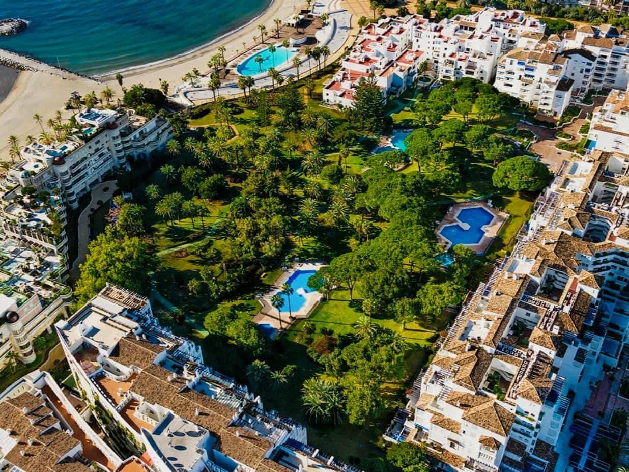 Piso de 2 habitaciones en Marbella en venta con piscina garaje - 695.000 € (Ref: 9419799)