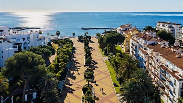 Piso de 2 habitaciones en Marbella en venta con piscina garaje - 695.000 € (Ref: 9419799)