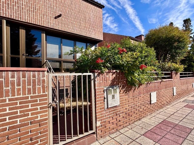 4 sypialnia Dom szeregowy na sprzedaż w Villamayor z basenem garażem - 325 000 € (Ref: 9449210)