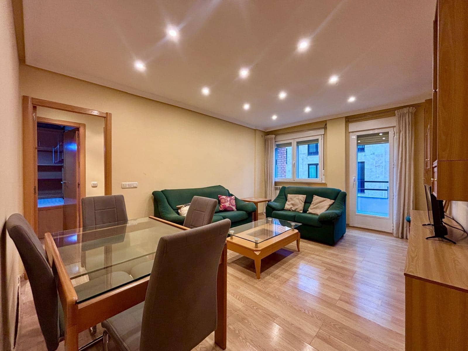 Piso de 4 habitaciones en Salamanca ciudad en alquiler - 1.200 € (Ref: 9462394)