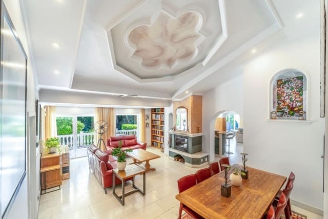 5 makuuhuone Huvila myytävänä paikassa Marbella mukana uima-altaan 
autotalli - 1 695 000 € (Ref: 9634331)