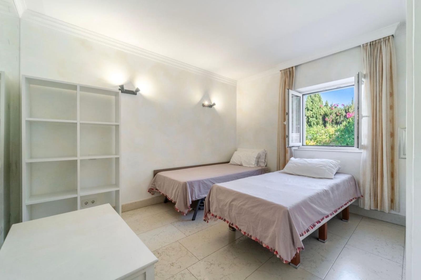 5 makuuhuone Huvila myytävänä paikassa Marbella mukana uima-altaan 
autotalli - 1 695 000 € (Ref: 9634331)