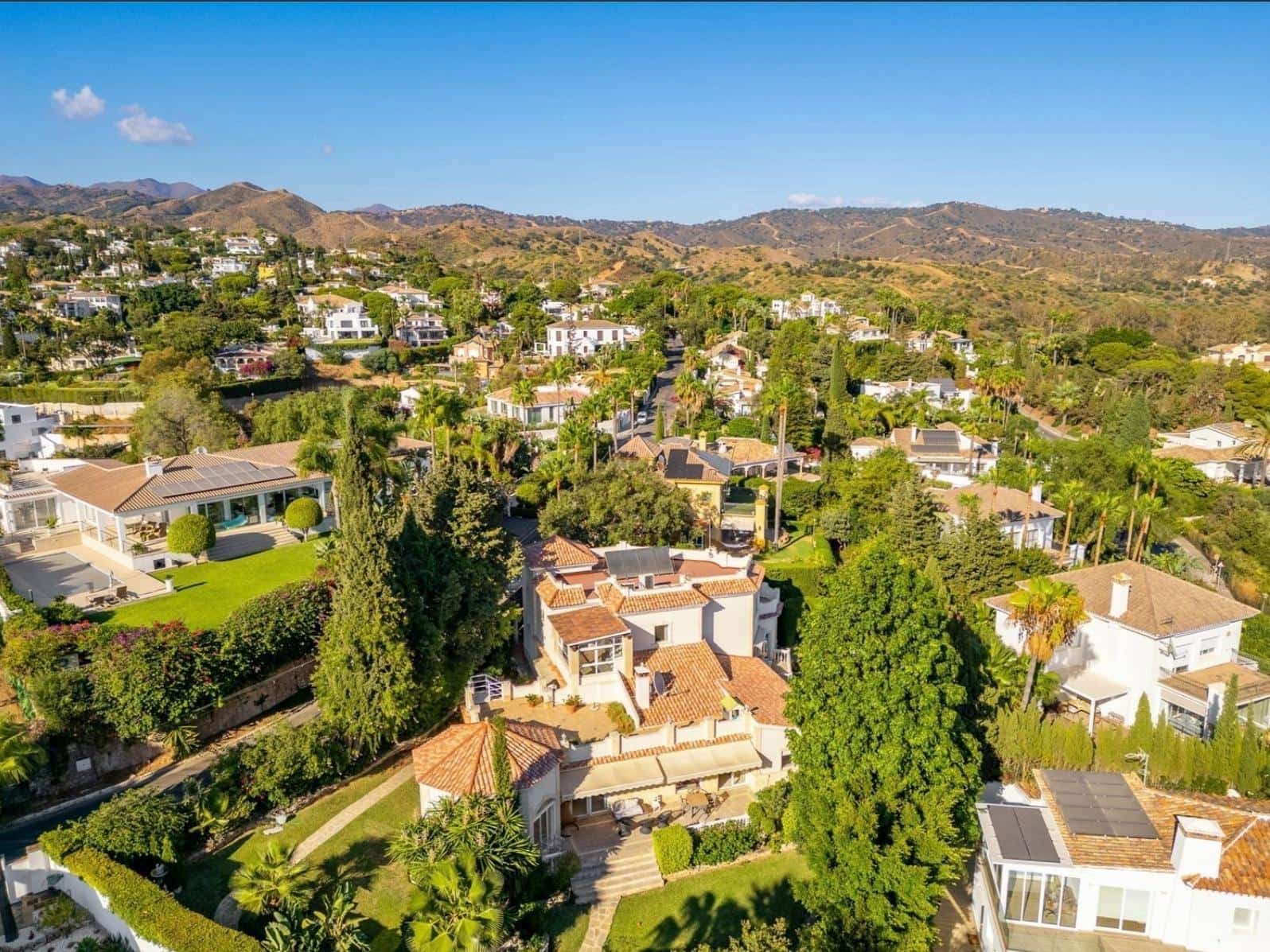 5 makuuhuone Huvila myytävänä paikassa Marbella mukana uima-altaan 
autotalli - 1 695 000 € (Ref: 9634331)