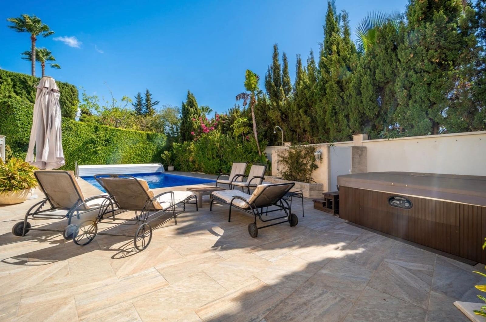 5 makuuhuone Huvila myytävänä paikassa Marbella mukana uima-altaan 
autotalli - 1 695 000 € (Ref: 9634331)