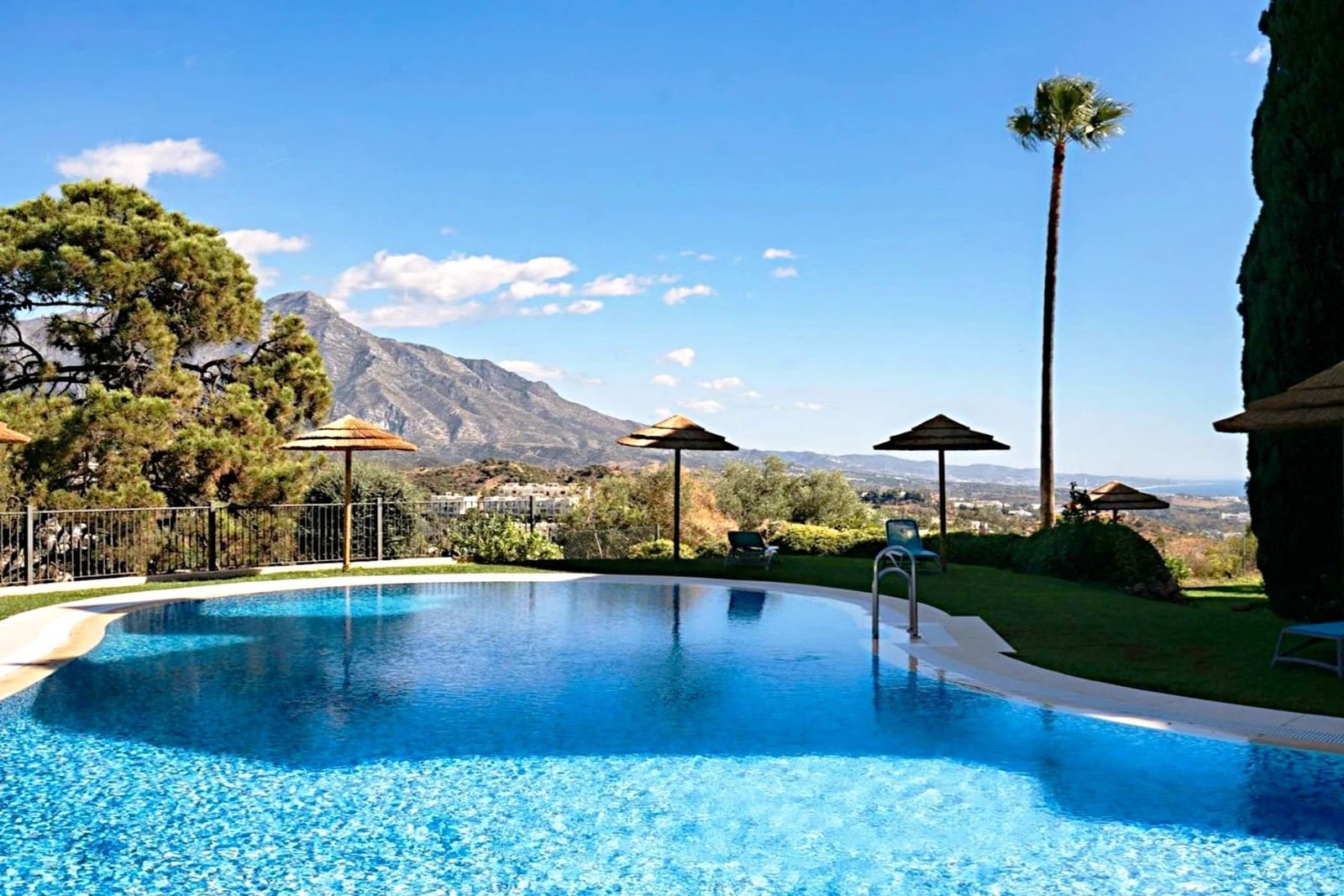 Piso de 2 habitaciones en La Quinta en venta con piscina - 1.300.000 € (Ref: 9690652)