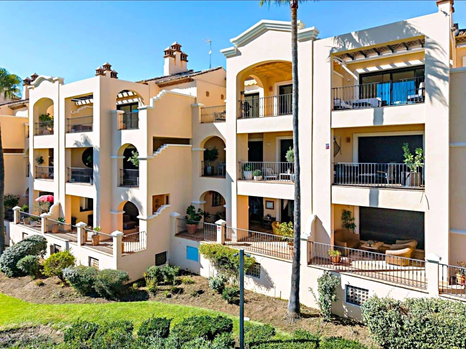 2 bedroom Flat for sale in La Quinta with pool - € 1,300,000 (Ref: 9690652)