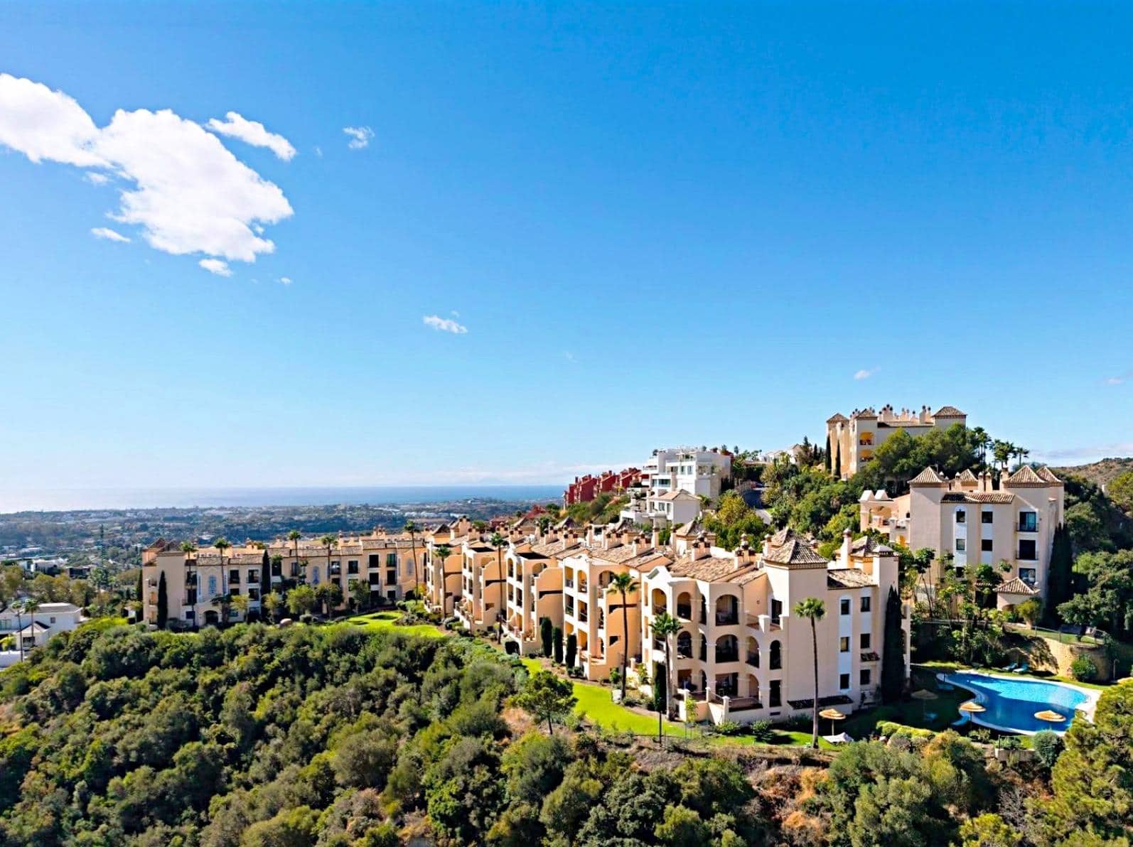 2 bedroom Flat for sale in La Quinta with pool - € 1,300,000 (Ref: 9690652)
