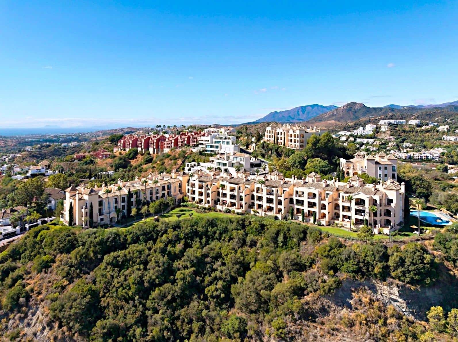 2 bedroom Flat for sale in La Quinta with pool - € 1,300,000 (Ref: 9690652)