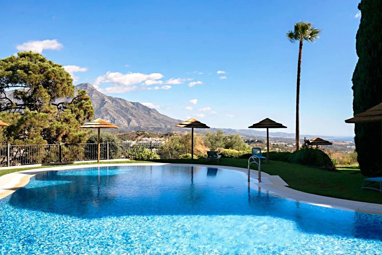 2 bedroom Flat for sale in La Quinta with pool - € 1,300,000 (Ref: 9690652)