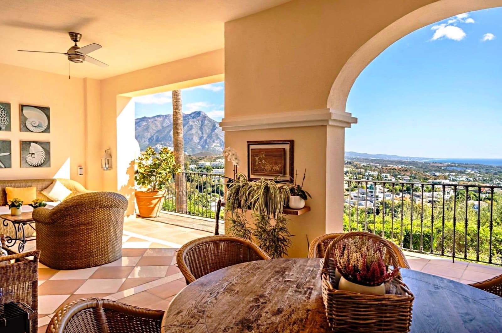 2 bedroom Flat for sale in La Quinta with pool - € 1,300,000 (Ref: 9690652)