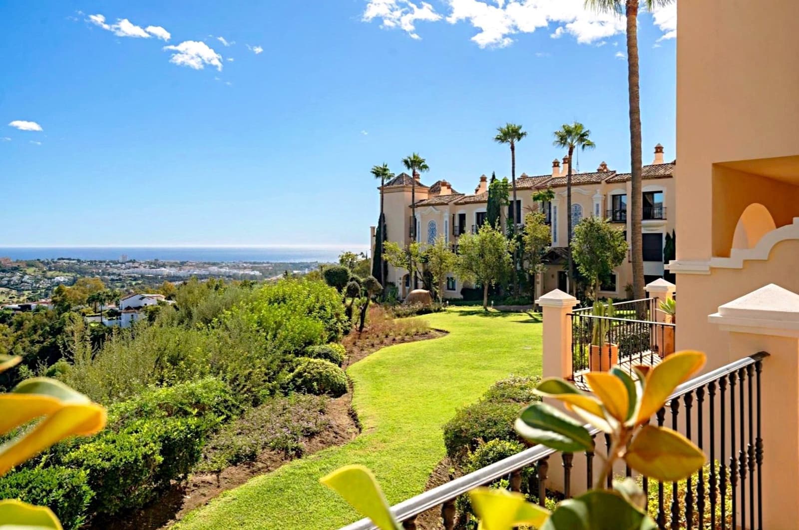 2 bedroom Flat for sale in La Quinta with pool - € 1,300,000 (Ref: 9690652)
